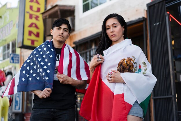 Pareja joven con banderas en la calle