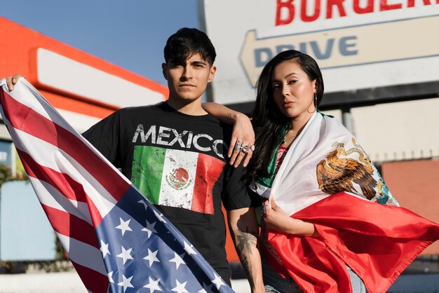 Pareja joven con banderas en la calle