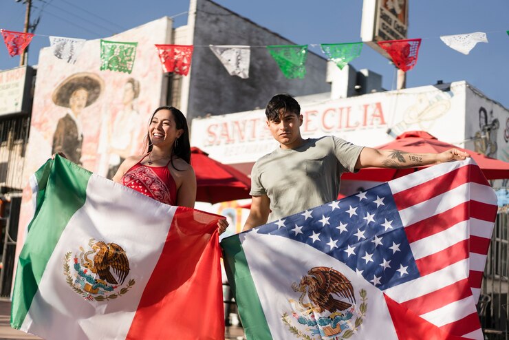 Foto gratuito pareja joven con banderas en la calle