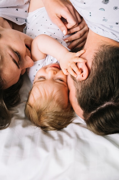 Foto gratuita pareja joven con bebé por la mañana