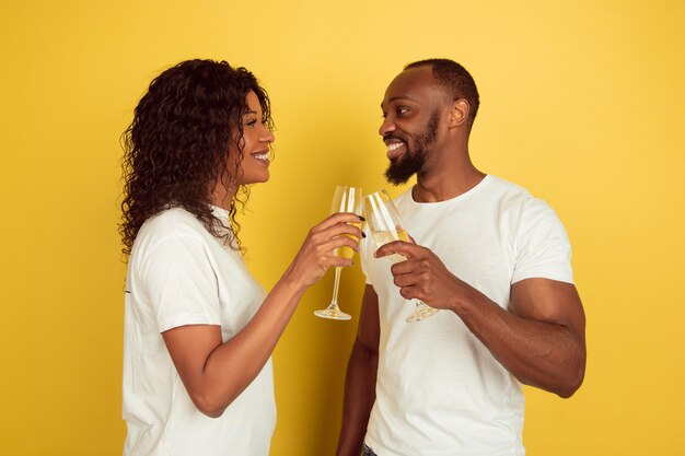 Pareja joven, bebida, champaña