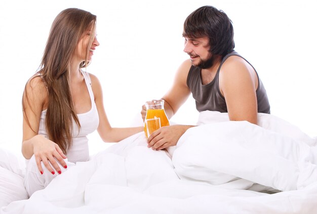 Pareja joven bebiendo jugo de naranja