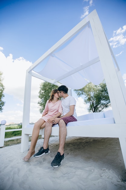 Pareja joven besándose en una cama