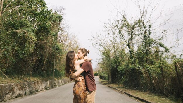 Pareja joven besándose en medio de la calle