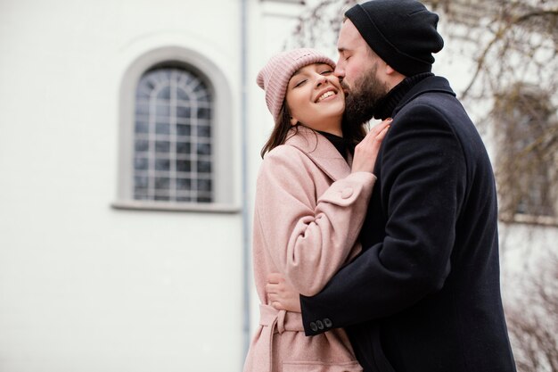 Foto gratuita pareja joven, besar al aire libre