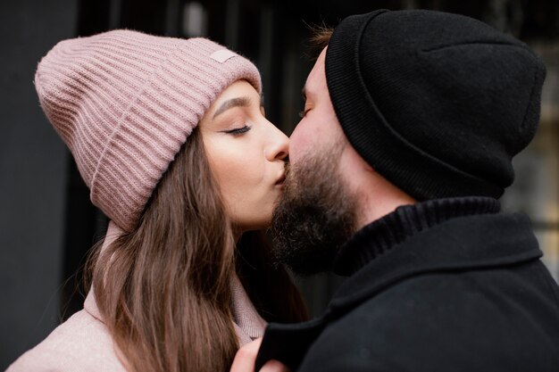 Pareja joven, besar al aire libre