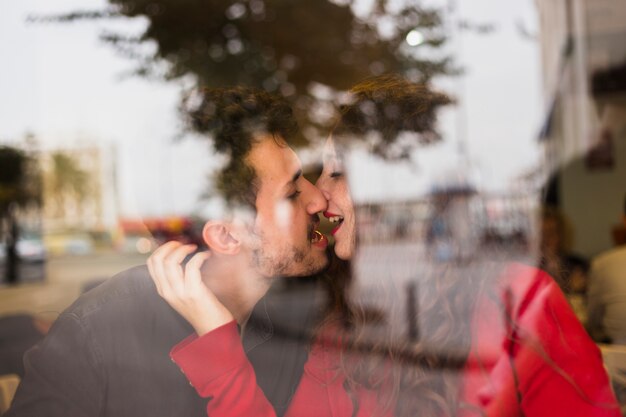 Pareja joven, besar, en, café