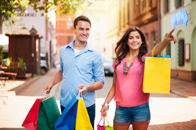 Pareja joven con bolsa de compras en la ciudad