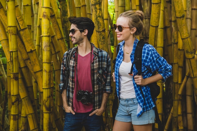 Pareja joven en bosque de bambú