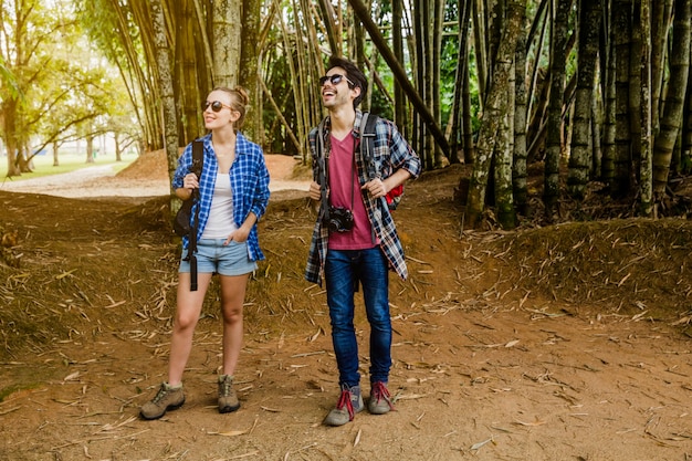 Pareja joven en bosque