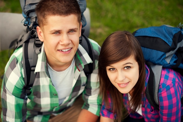 Pareja joven, en, bosque