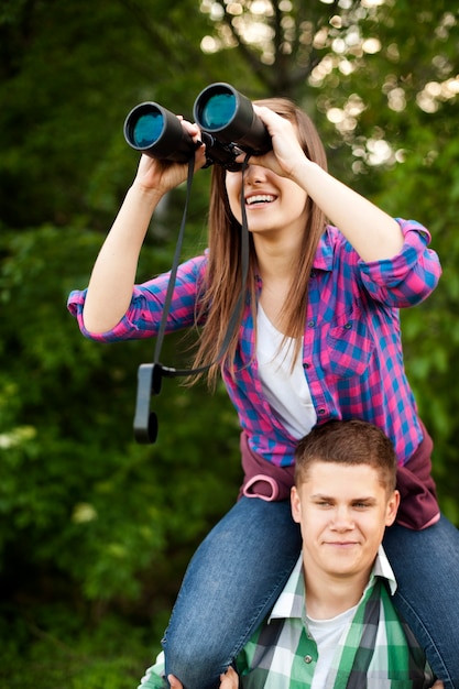 Foto gratuita pareja joven, en, bosque