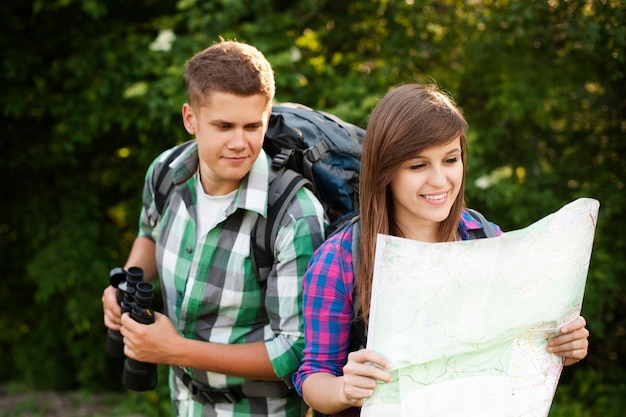 Foto gratuita pareja joven, en, bosque