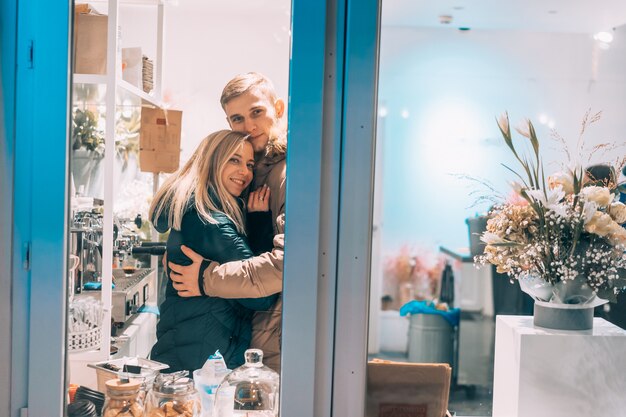 Pareja joven en café con interior elegante