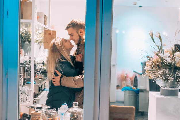 Pareja joven en café con interior elegante