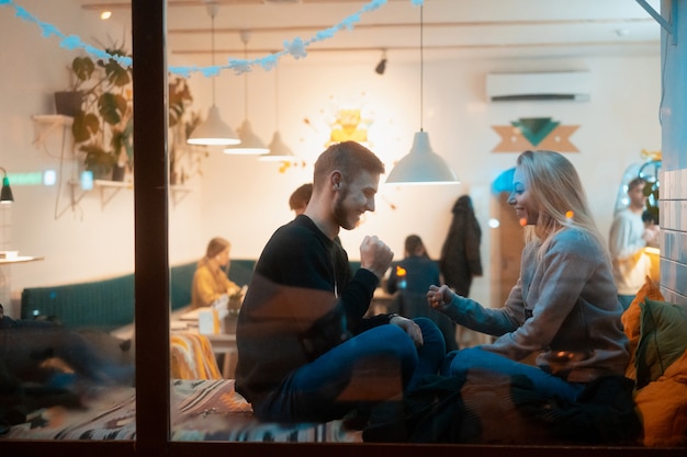 Pareja joven en café con interior elegante