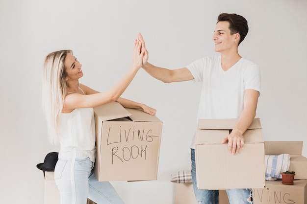 Pareja joven con cajas de fiving