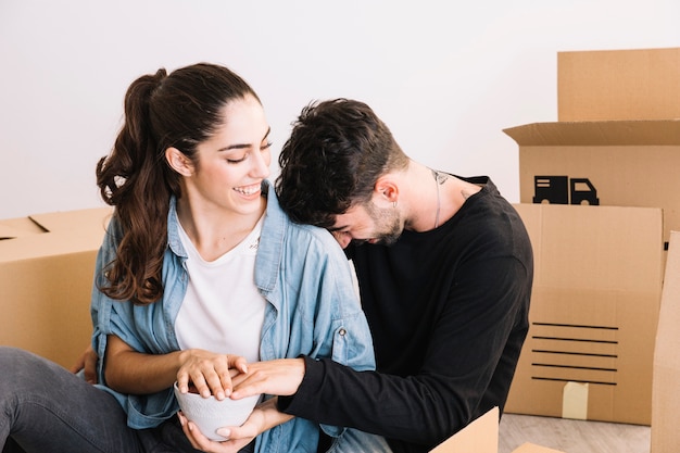 Pareja joven y cajas de mudanza