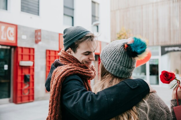 Pareja joven en la calle