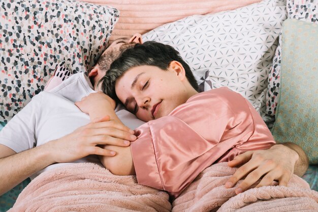 Pareja joven en la cama por la mañana