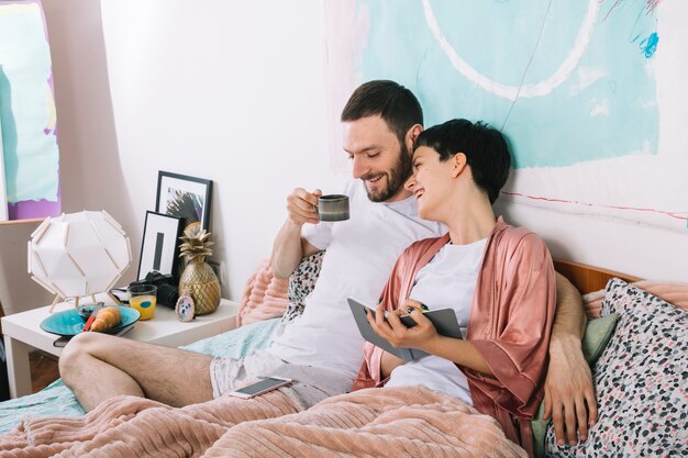 Pareja joven en la cama por la mañana