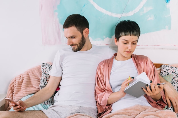 Pareja joven en la cama por la mañana