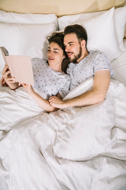 Foto gratuita pareja joven en la cama por la mañana