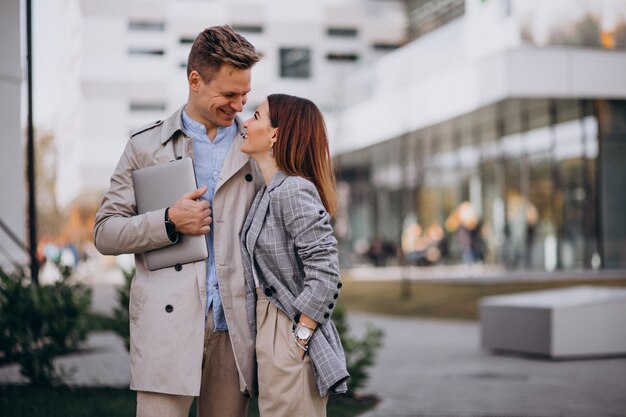 Pareja joven caminando juntos en la ciudad