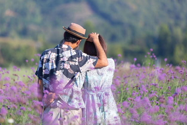 Pareja joven, en, campo de flores