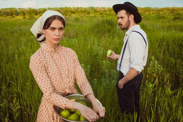 Pareja joven, en el campo