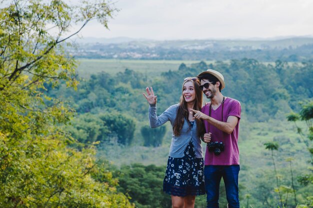 Pareja joven en el campo