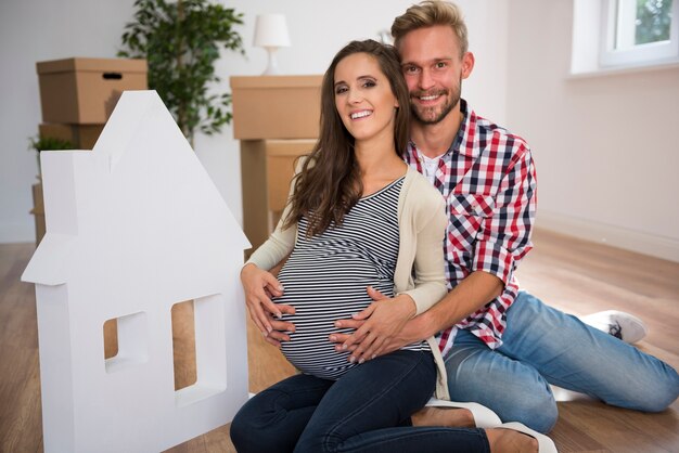 Pareja joven en casa junto a la casa blanca