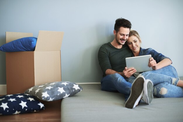 Pareja joven en casa nueva tomando decisiones