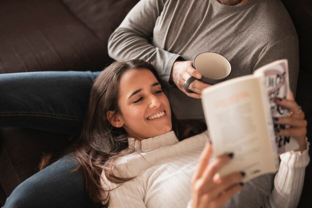 Pareja joven en casa pasando tiempo juntos