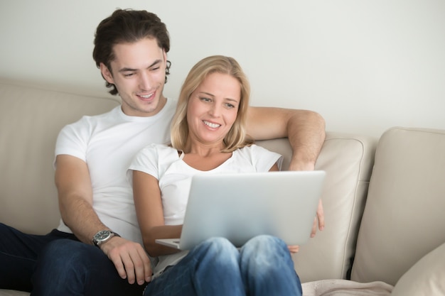 Pareja joven en casa