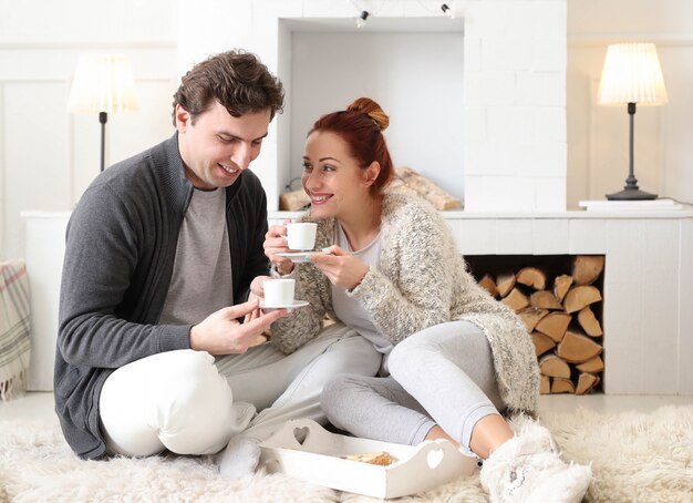 Pareja joven, en casa