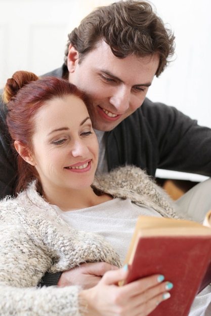 Pareja joven, en casa