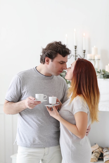 Pareja joven, en casa