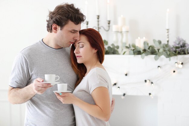 Pareja joven, en casa