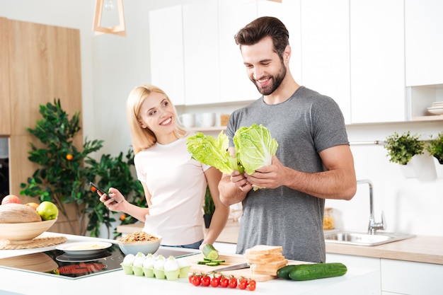 Pareja joven casada disfrutando de su tiempo en casa