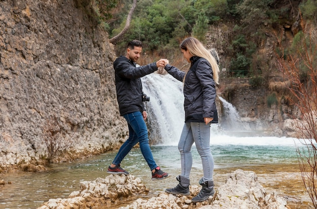 Pareja joven, en, cascada