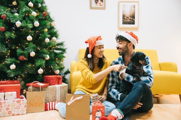 Pareja joven celebrando navidad