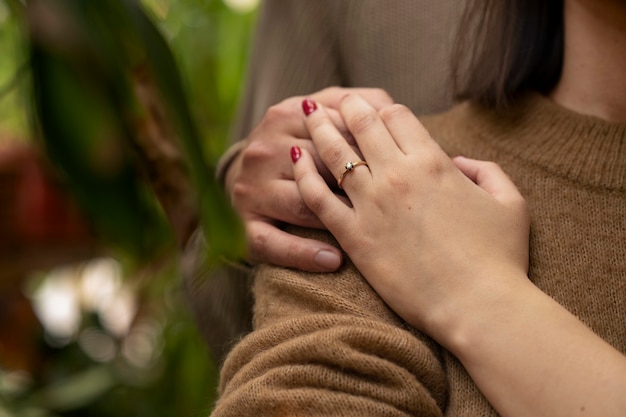 pareja joven, celebrar, compromiso