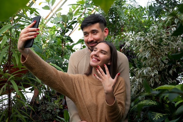 pareja joven, celebrar, compromiso