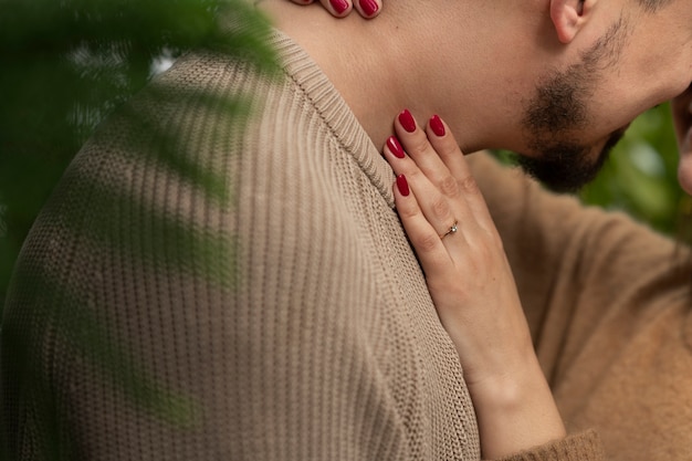 pareja joven, celebrar, compromiso