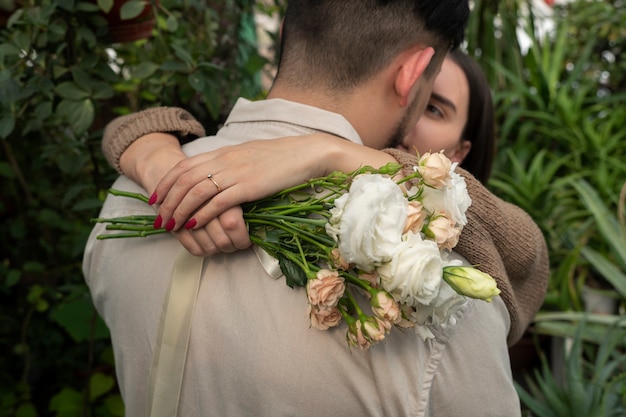 pareja joven, celebrar, compromiso