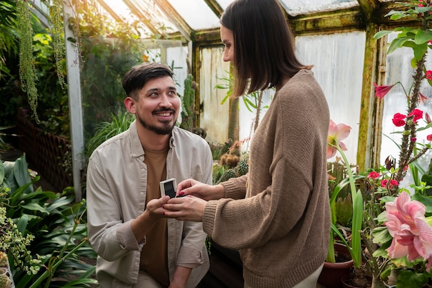 Foto gratuita pareja joven, celebrar, compromiso