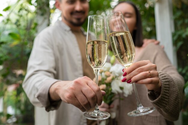 pareja joven, celebrar, compromiso