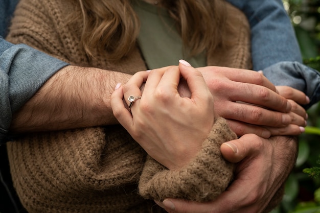 pareja joven, celebrar, compromiso