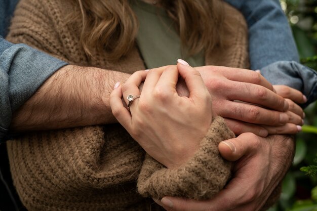 pareja joven, celebrar, compromiso